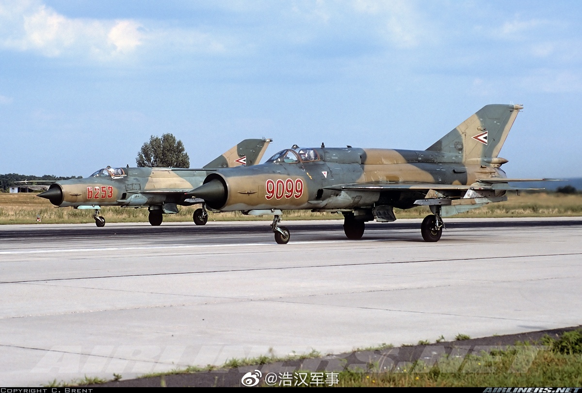 匈牙利空军第47战术战斗机团第47架米格-21和米格-23战斗机的训练飞行