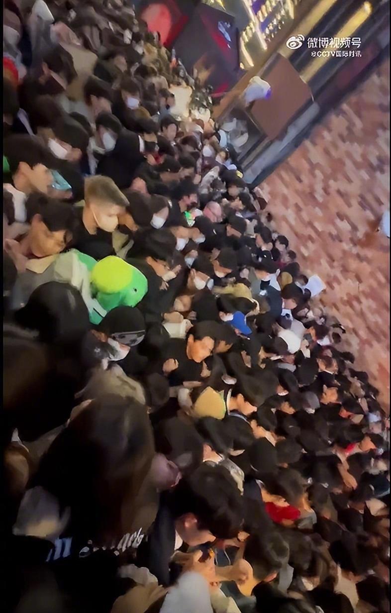 已致149人死亡!韩国首尔踩踏事故现场超10万人聚会,目击者发声休闲区蓝鸢梦想 - Www.slyday.coM 已致149人死亡!韩国首尔踩踏事故现场超10万人聚会,目击者发声休闲区蓝鸢梦想 - Www.slyday.coM
