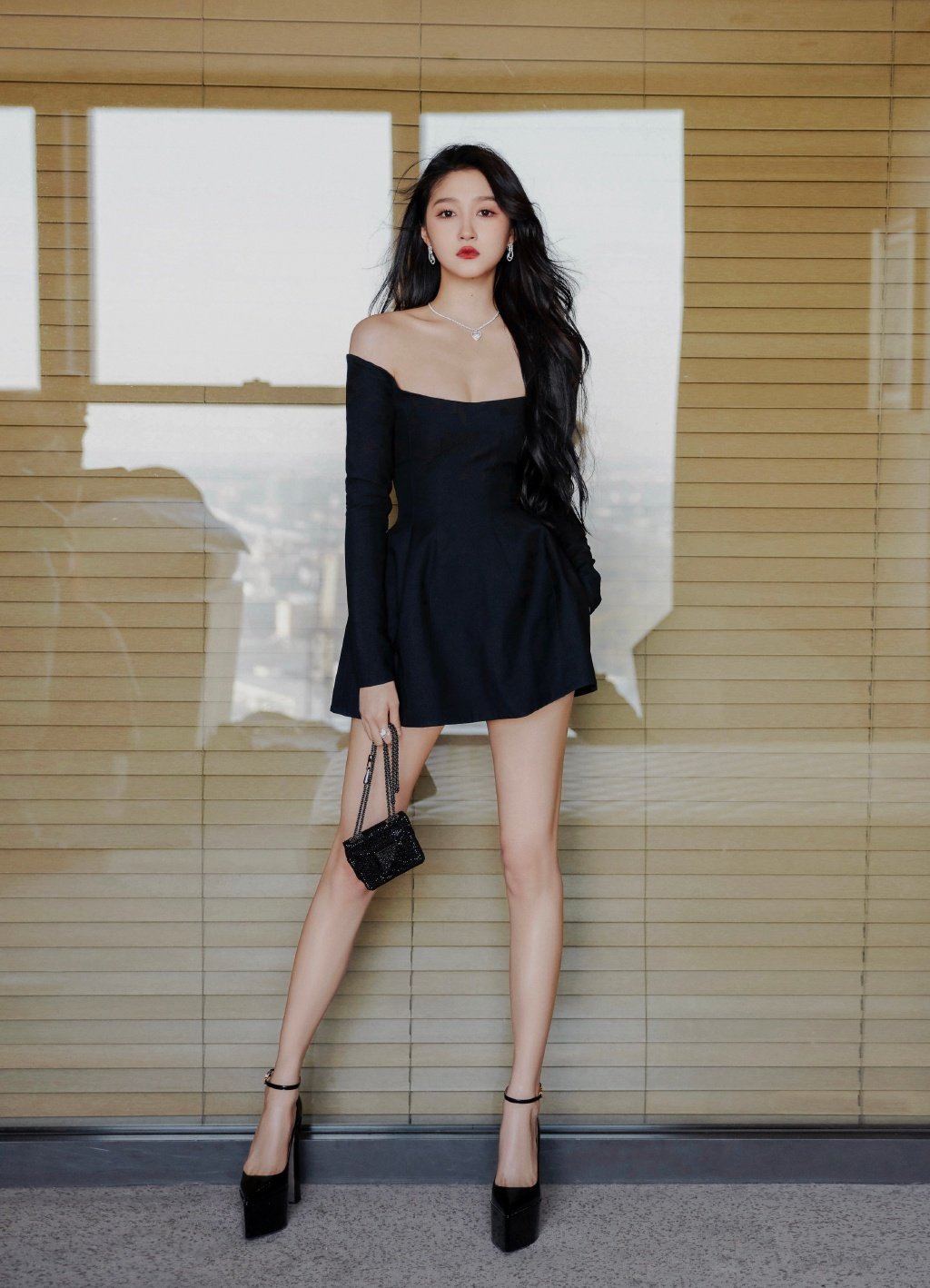 关晓彤 身穿黑色抹胸短裙性感优雅, 皮肤白皙光泽双腿修长