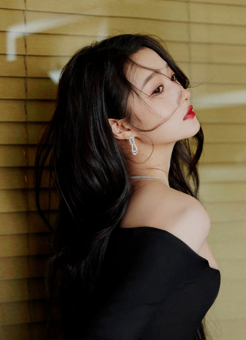 关晓彤 身穿黑色抹胸短裙性感优雅, 皮肤白皙光泽双腿修长