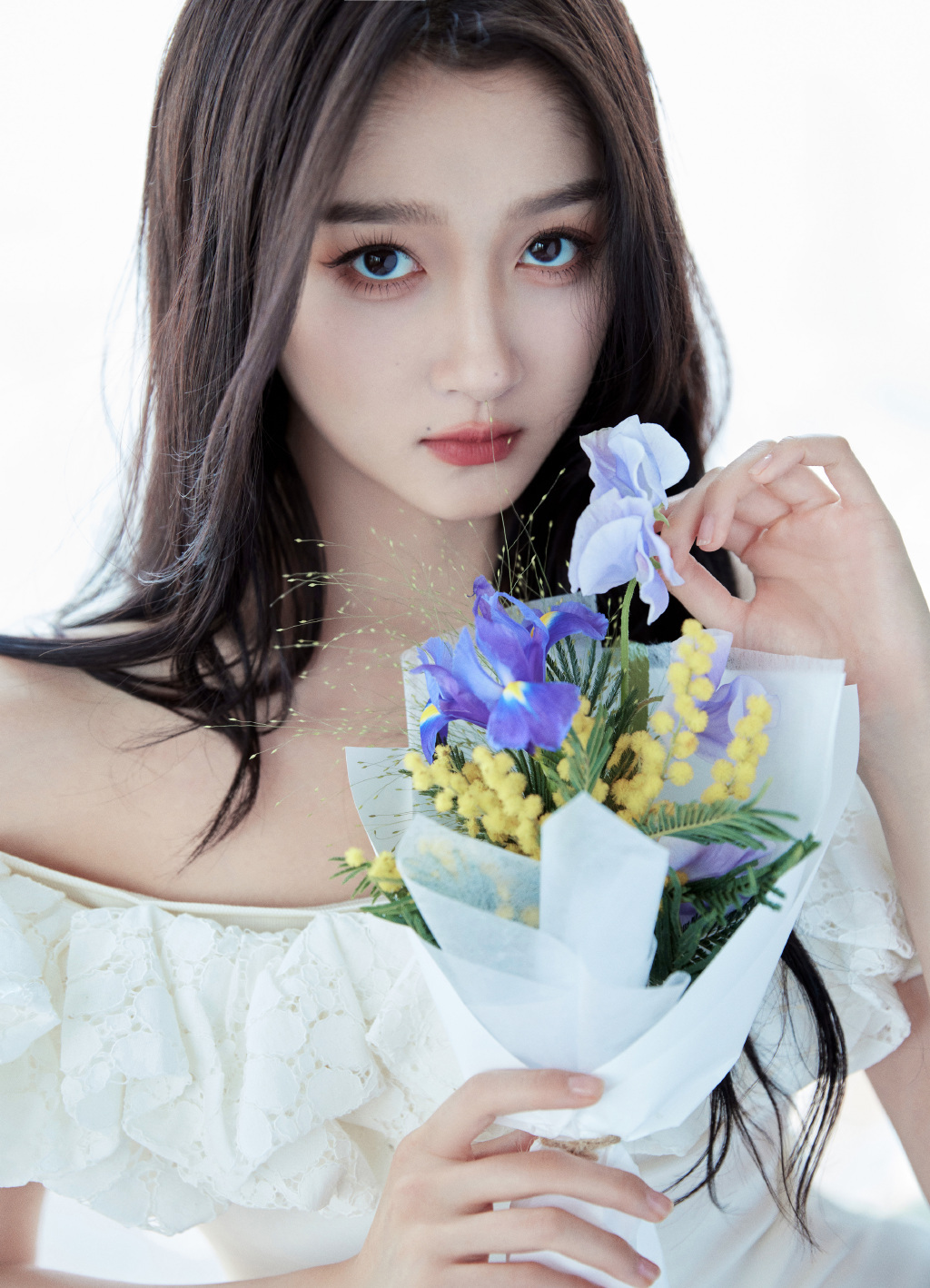 这条白裙穿在关晓彤身上,太合适了.