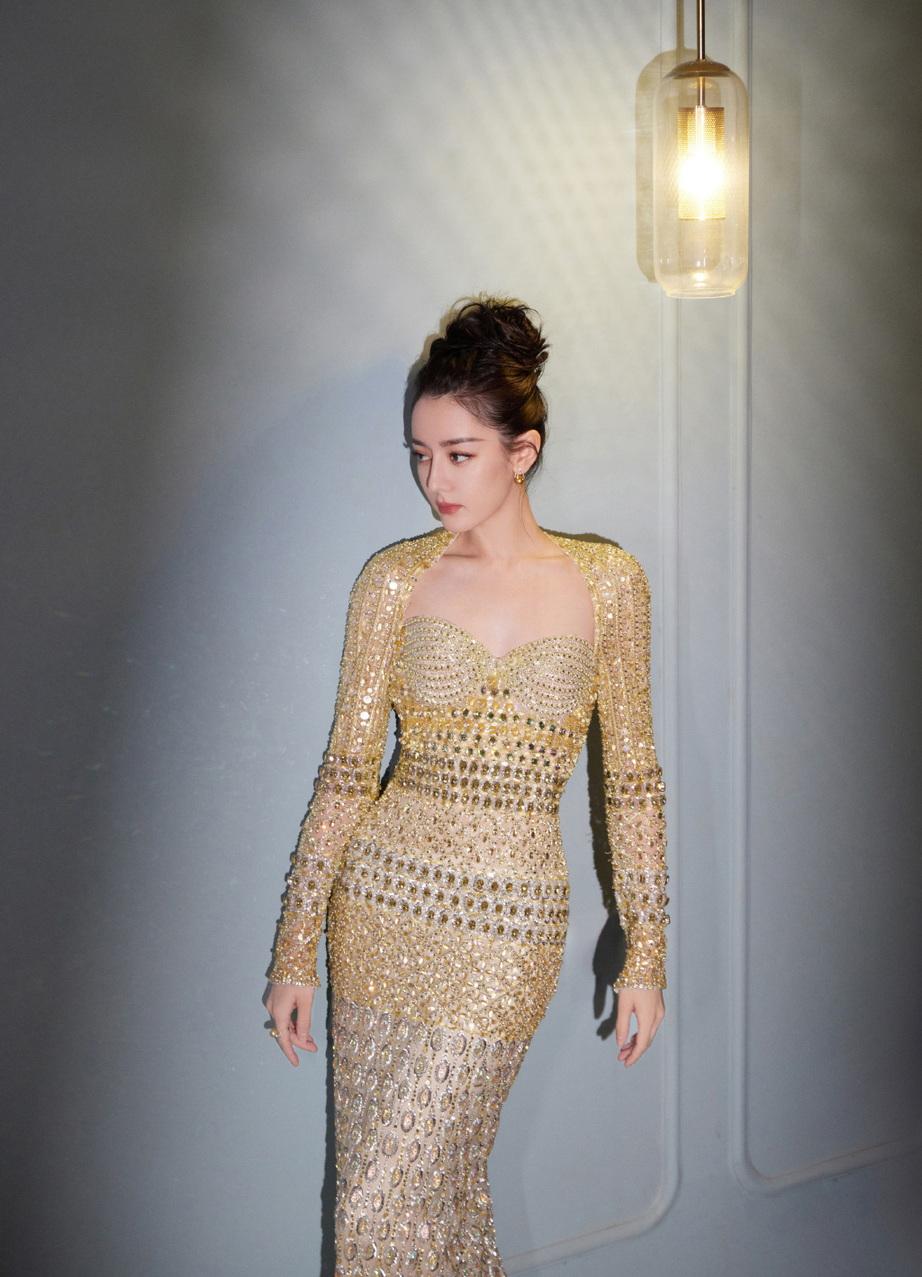 迪丽热巴 一袭金色水晶缀饰礼服,尽显温婉优雅气质