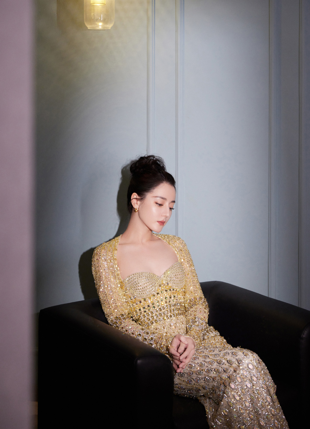 迪丽热巴 一袭金色水晶缀饰礼服,尽显温婉优雅气质