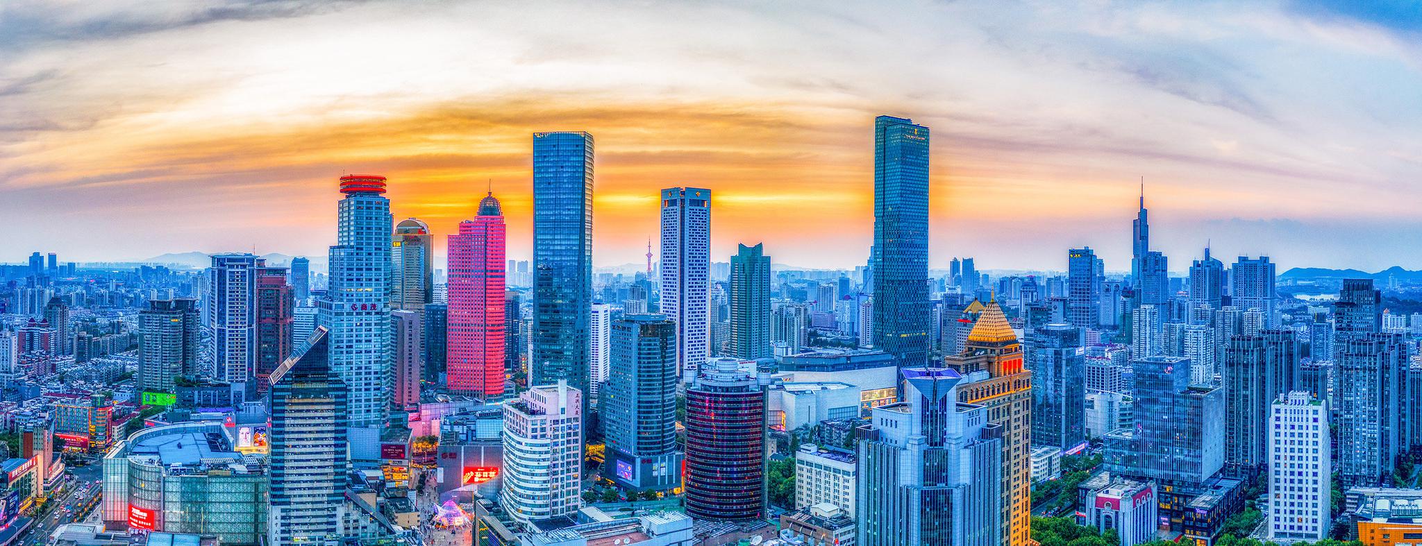 南京新街口,是南京的第一个cbd,也被誉为中华第一商圈