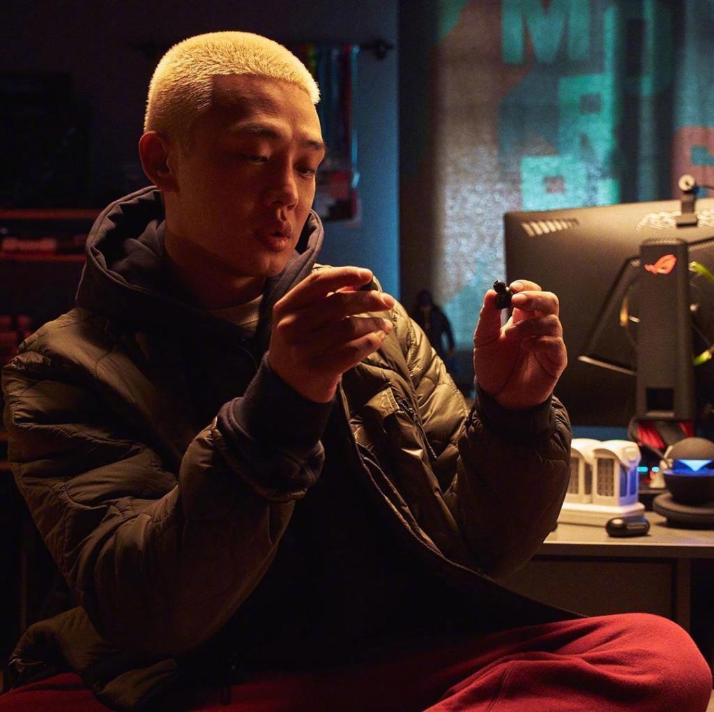 一波韩国丧尸灾难题材影片《活着》主演刘亚仁的剧照