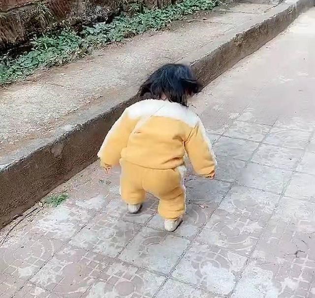 宝宝走路弯腰驼背,妈妈吓一跳,走近一看恍然大悟,网友:专业