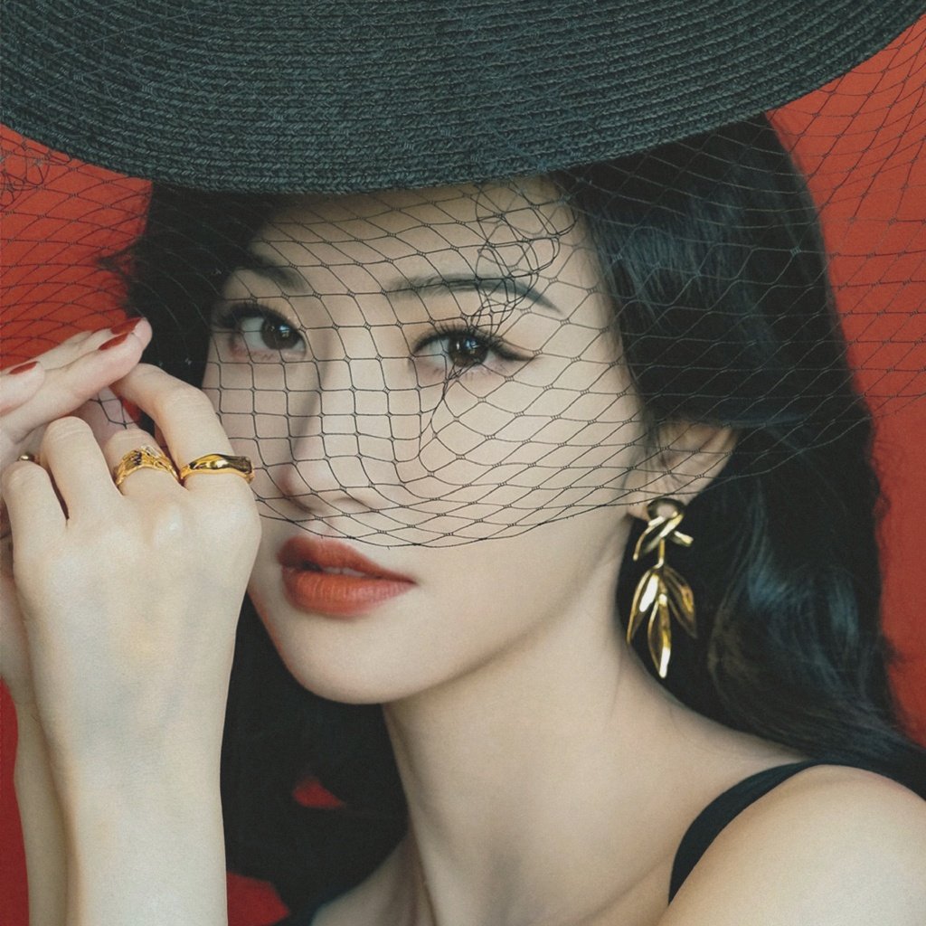 景甜身穿黑色吊带裙深v设计十分性感