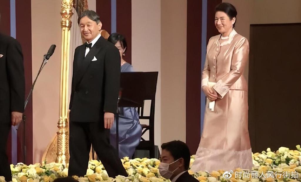日本雅子皇后闪耀颁奖礼！这身蕾丝粉裙太惊艳了，终于不穿职业装__财经头条