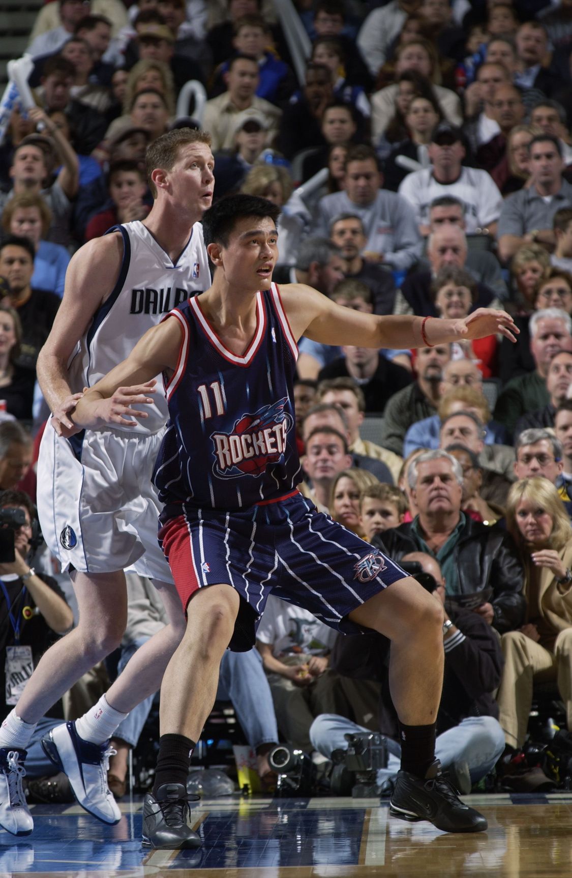 苏群写道——当年小牛队的替补中锋"大竹竿"布拉德利,在骑自行车时被