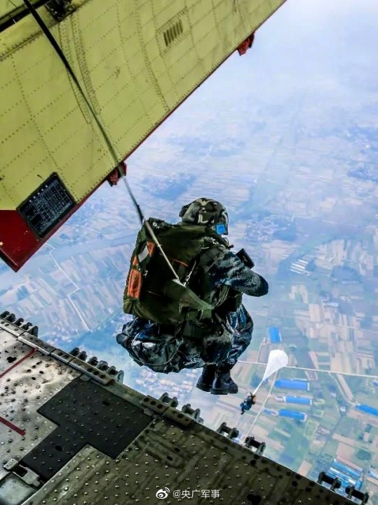 今天空降兵成立71年