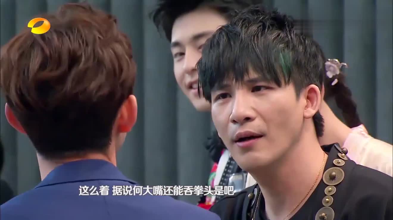 马思纯表演口吞拳头惊呆众人你这是一点偶像包袱都不要了啊