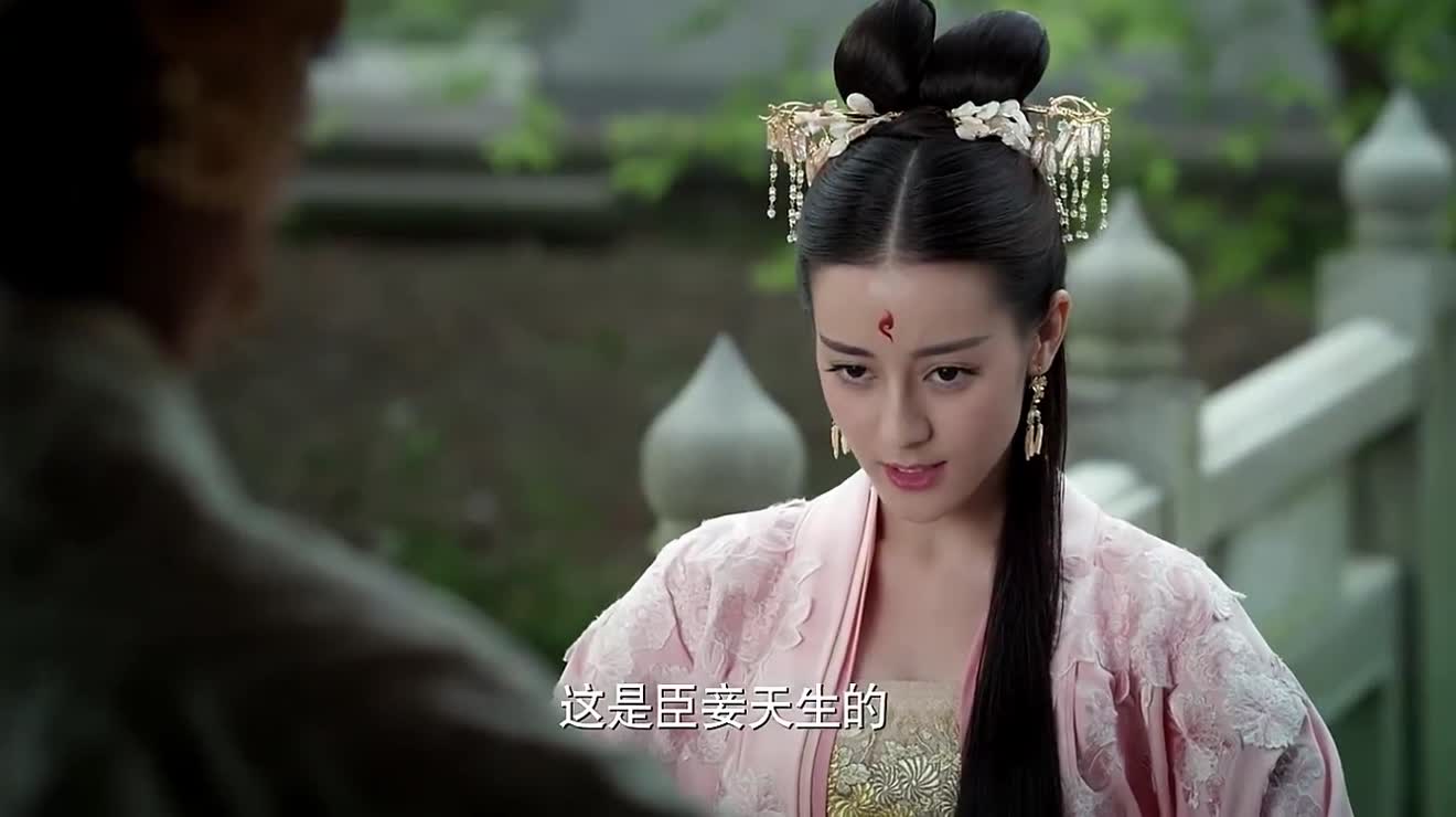 凤九额间的凤尾花被皇后怒斥骇人凤九却说这是天生的