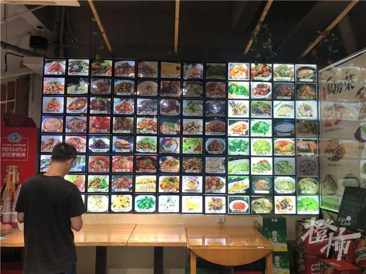 收银台附近有块小黑板,上面用粉笔写着每天的特价菜,例如白菜油豆腐5