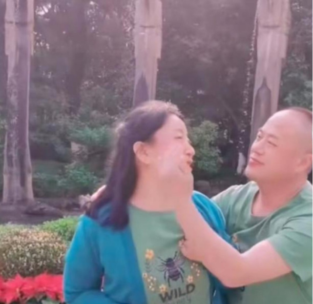 妻子生下孩子5个月成为植物人,6年后苏醒,丈夫精心照顾妻子21年休闲区蓝鸢梦想 - Www.slyday.coM 妻子生下孩子5个月成为植物人,6年后苏醒,丈夫精心照顾妻子21年休闲区蓝鸢梦想 - Www.slyday.coM