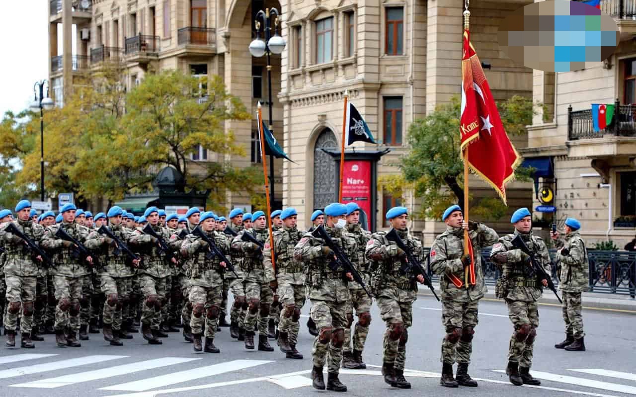 阿塞拜疆大军集结阅兵场,150辆战车准备就绪,俄罗斯极度不爽