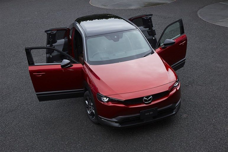 如果说马自达mx-30最大的特点,那一定是它对开门式的设计了,取消b柱