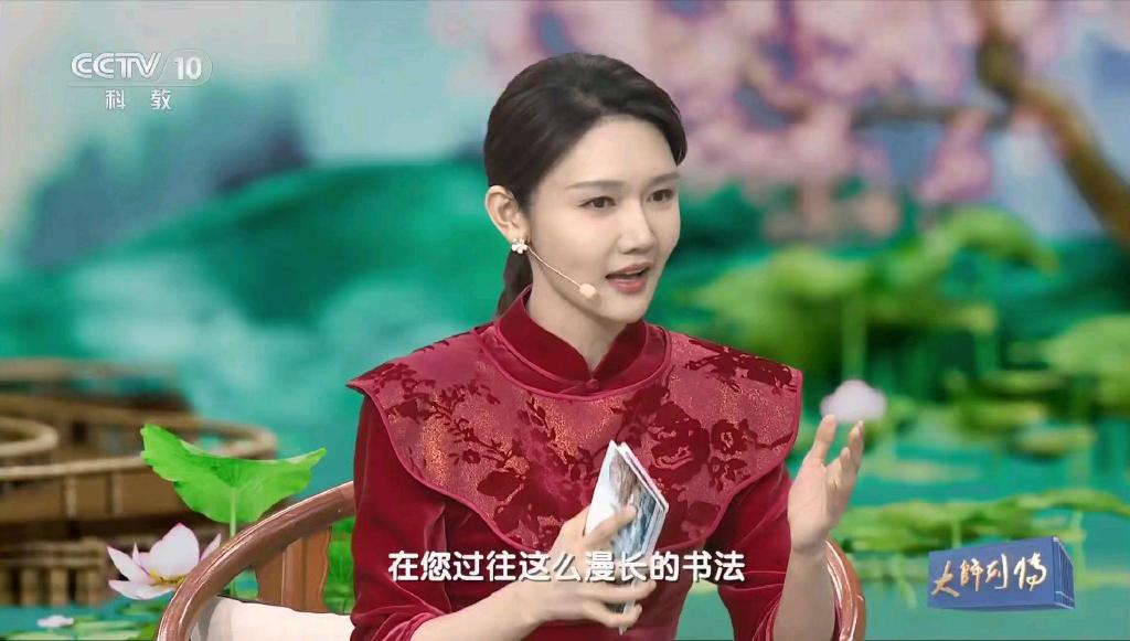 龙洋又一档文化节目开播,首期穿红丝绒旗袍很惊艳,主持有亲和力
