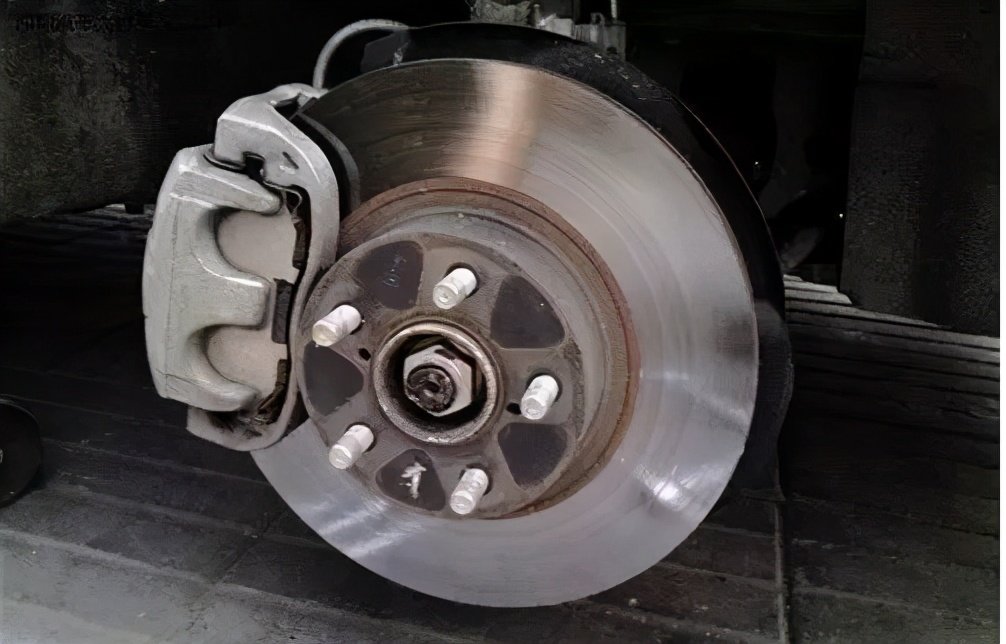 为什么汽车前轮的刹车片比后轮的大,磨损却更加严重?