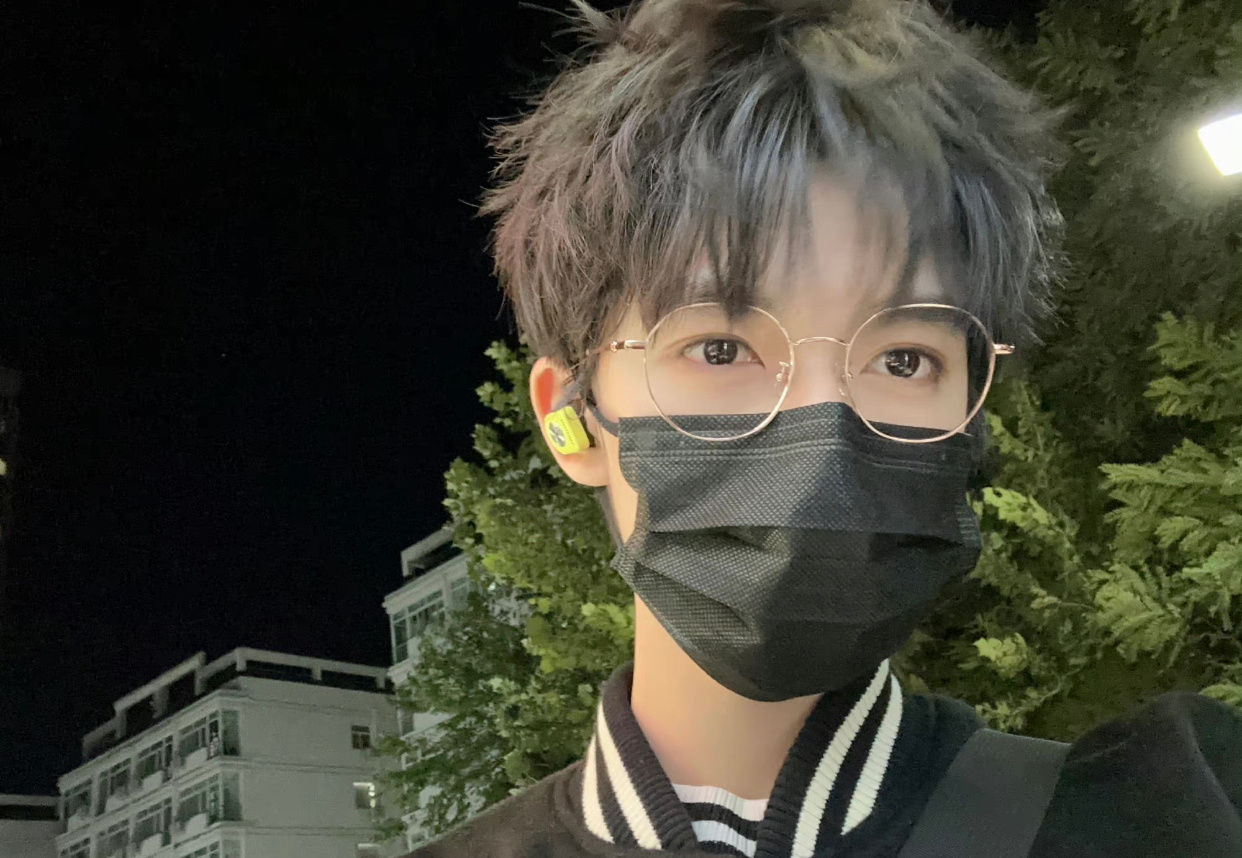 贺峻霖晒自己昨天的新发型