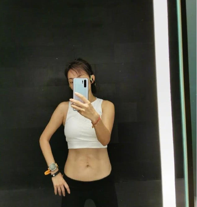 她8次登上央视春晚,被误以为是郭冬临的妻子,今47岁秀马甲线