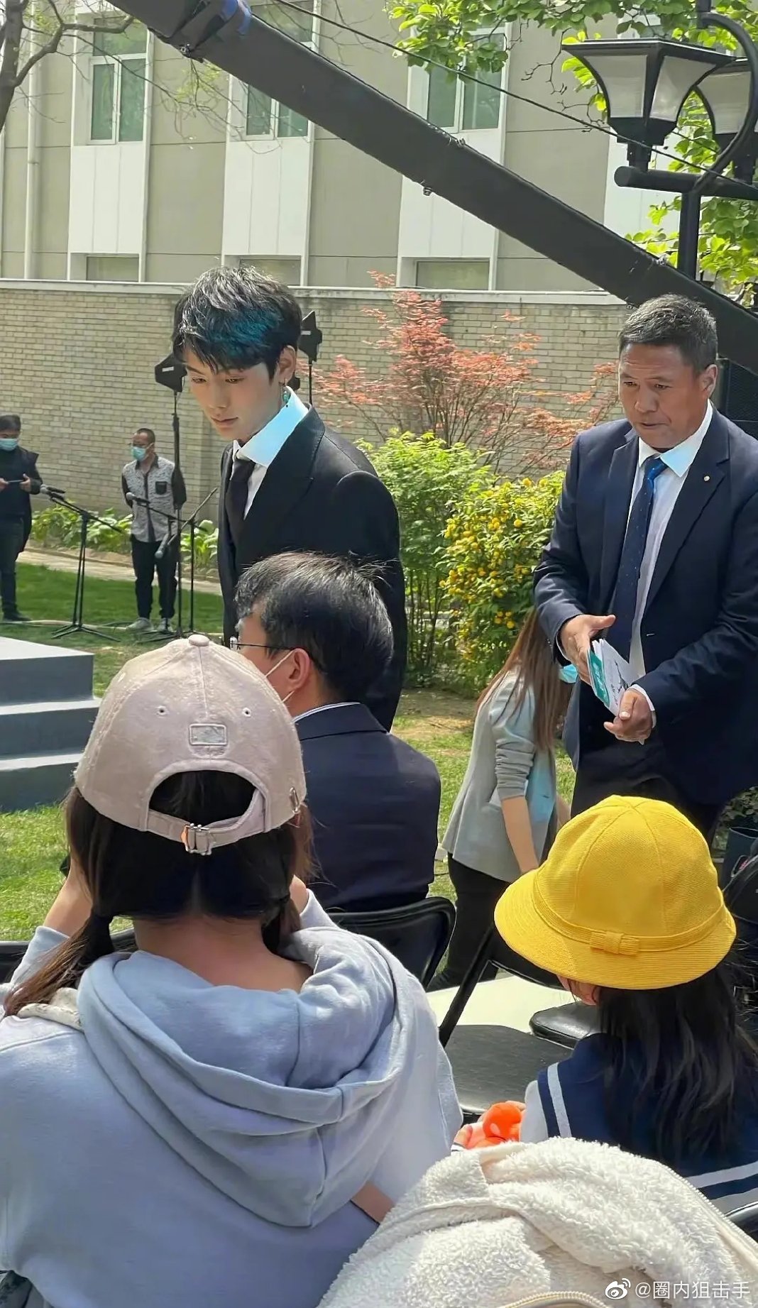 看着丁真这一套生图,有被帅到昂 怪不得丁真 不怯场……__财经头条
