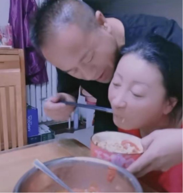 妻子生下孩子5个月成为植物人,6年后苏醒,丈夫精心照顾妻子21年休闲区蓝鸢梦想 - Www.slyday.coM 妻子生下孩子5个月成为植物人,6年后苏醒,丈夫精心照顾妻子21年休闲区蓝鸢梦想 - Www.slyday.coM