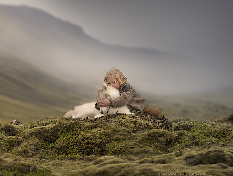 孩子与动物的温暖瞬间 摄影人 elena shumilova