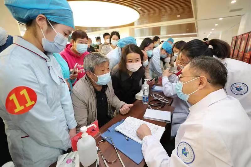 优质医疗资源扩容下沉！40余名专家齐聚云南昭通开展心血管学术及公益活动|昭通市|云南省|疫情|星空下的仁医|义诊_新浪新闻