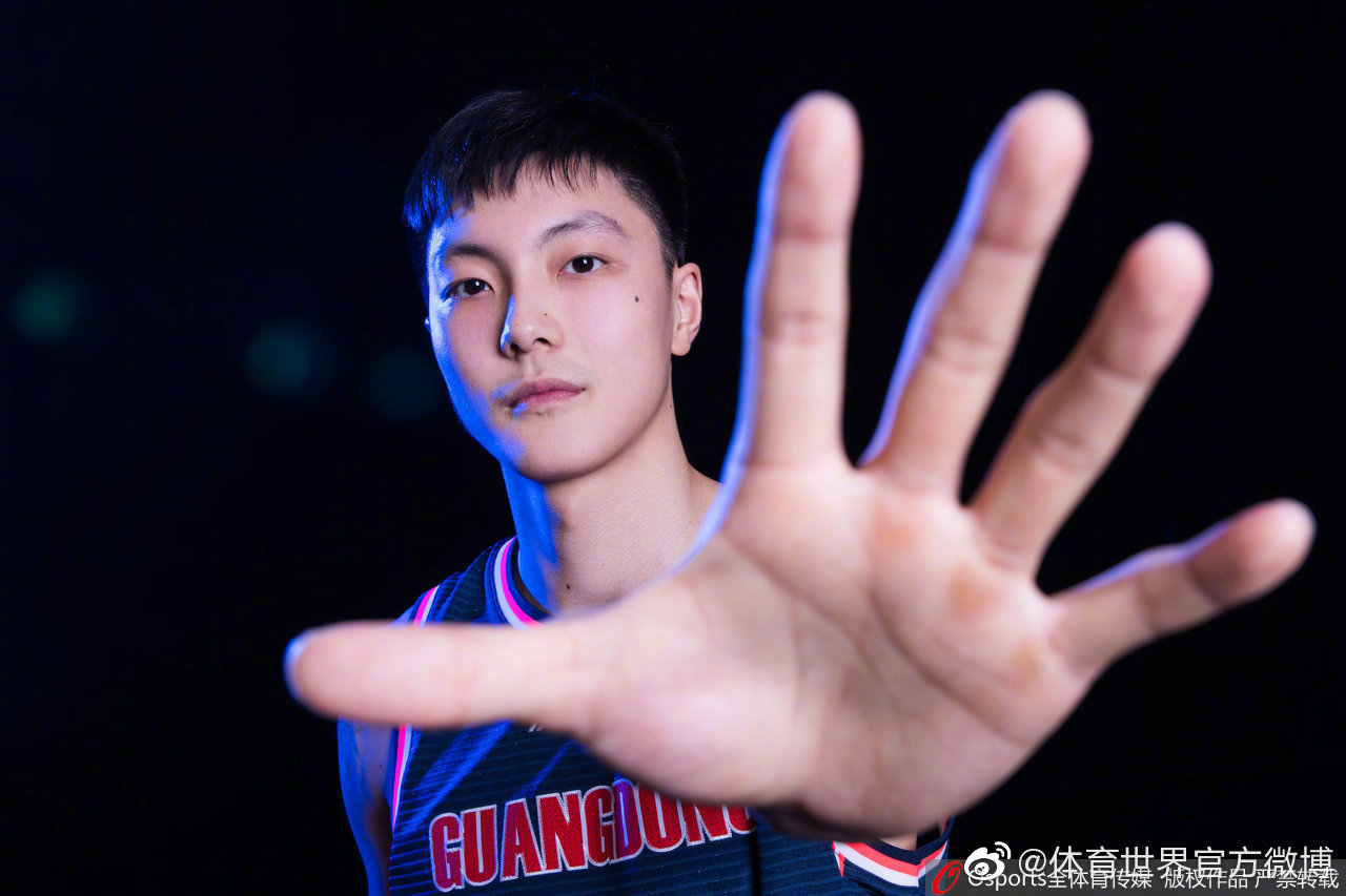 cba广东宏远官方微博 新赛季定妆照 676767@赵睿rrrrrrr 睿哥