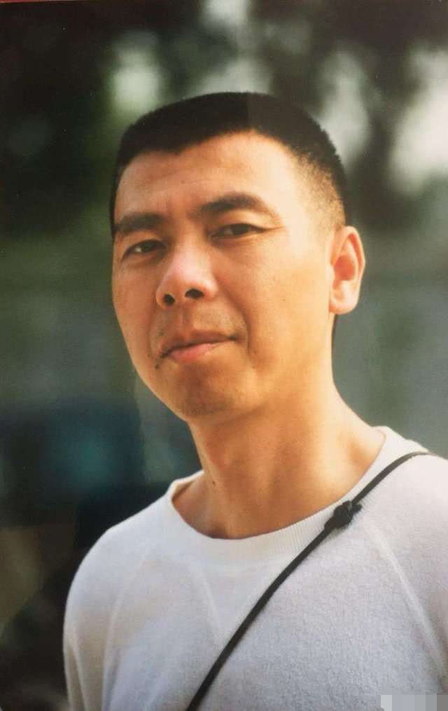 冯小刚正式清空微博，移居国外后的新举动，2200万粉丝等他回应