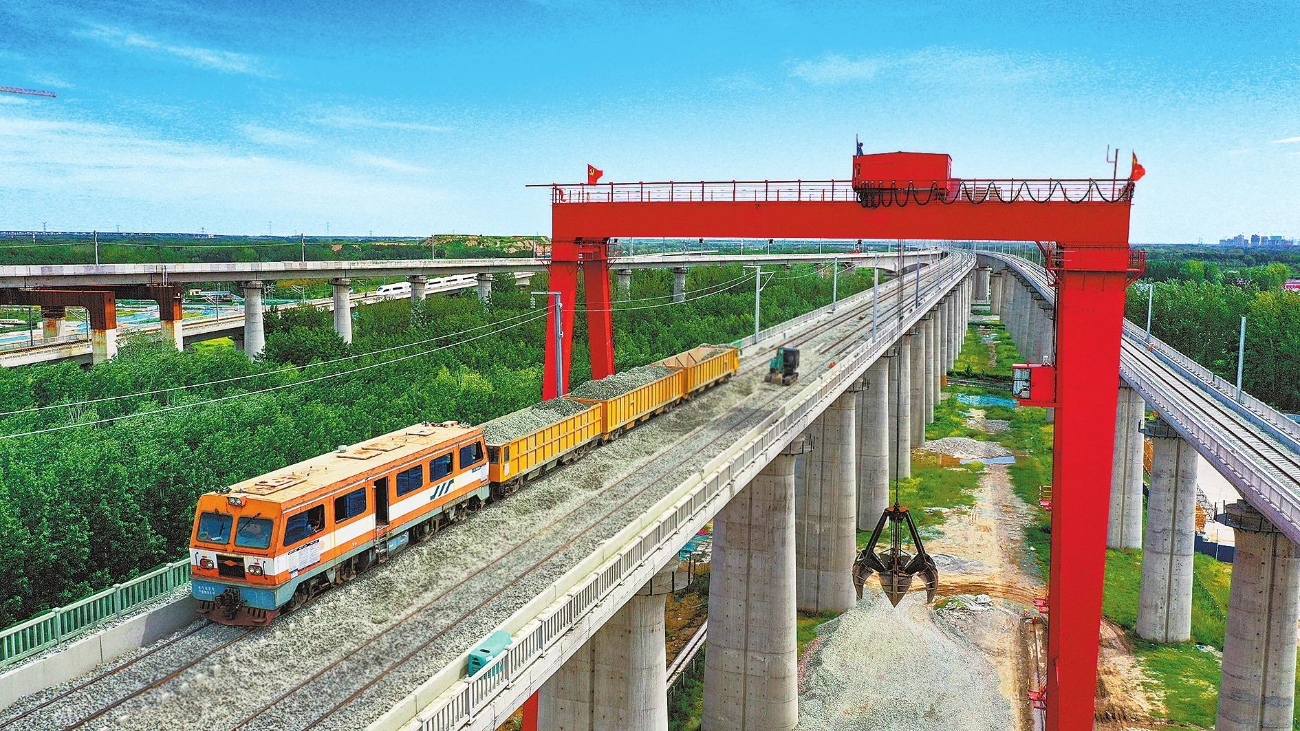 郑济铁路郑州段站前工程进行桥面有砟轨道铺设