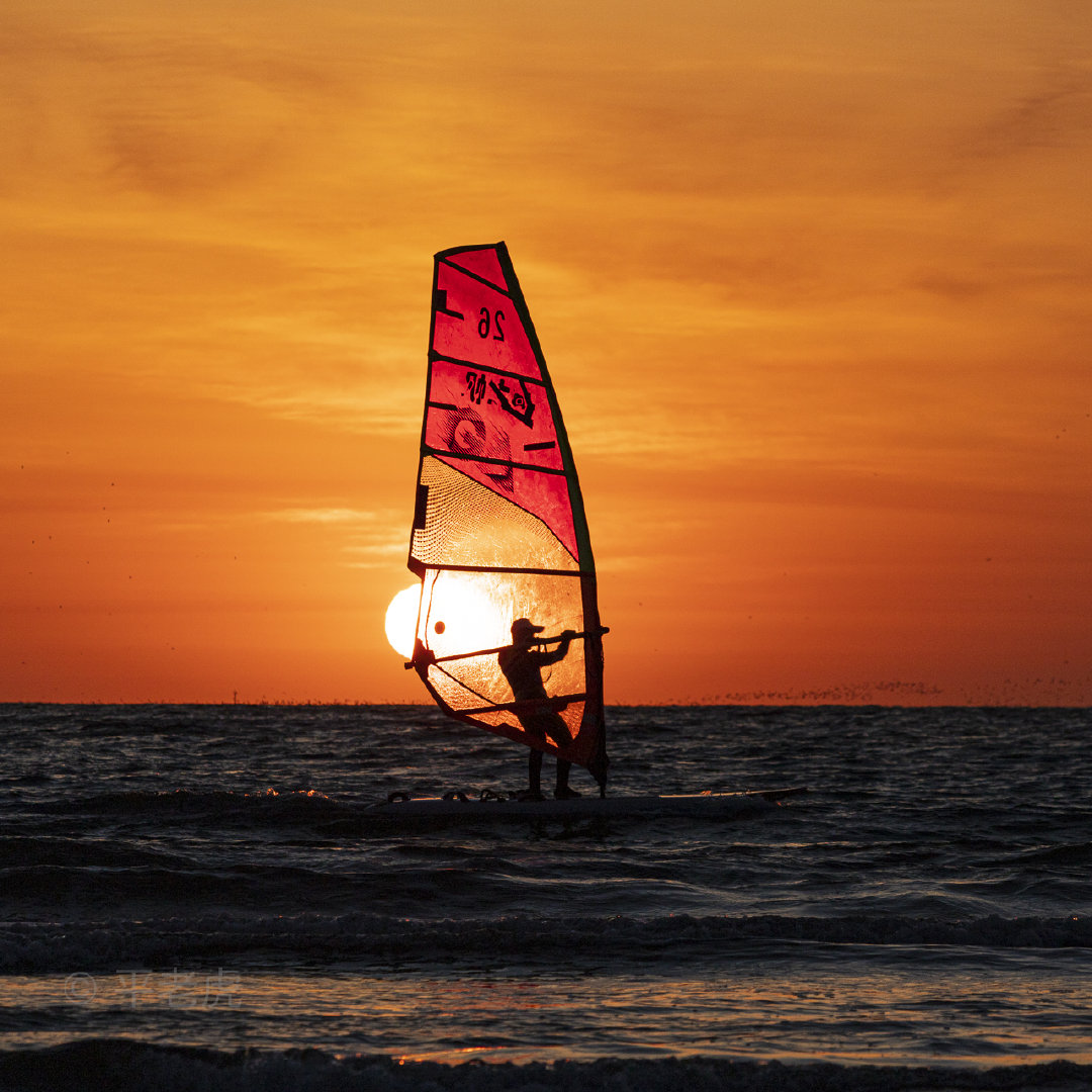 连续两天大风刮走了雾霾.今早青岛日出元气满满