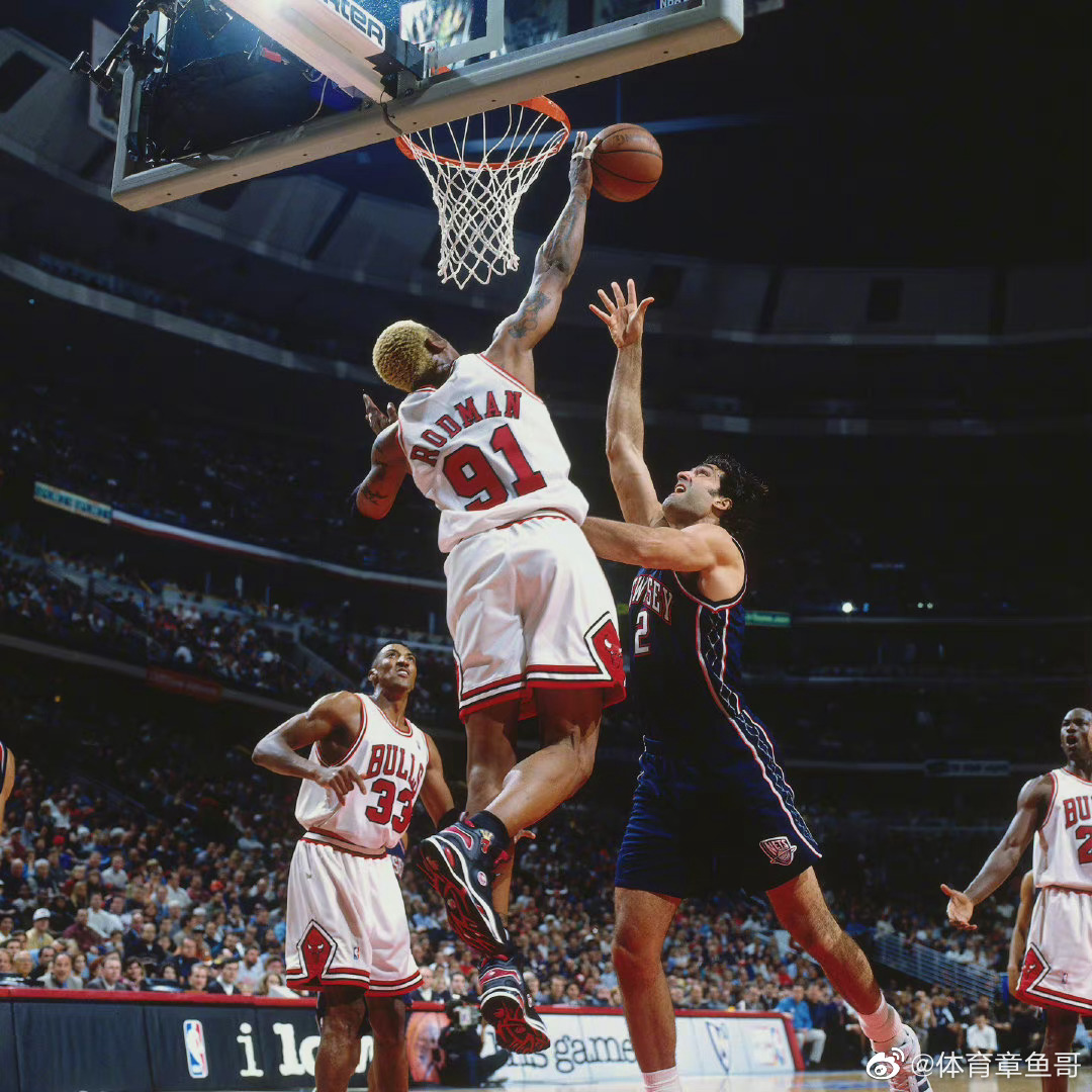 篮板警告:詹姆斯今日穿了一件罗德曼背影帽衫……__财经头条