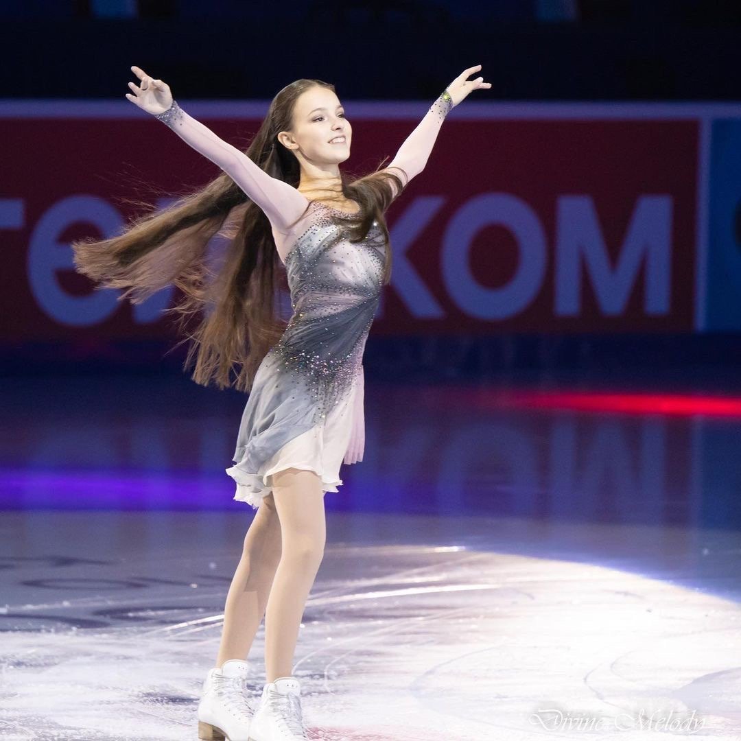 北京冬奥会 ，@谢尔巴科娃 穿着会发光的天使翅膀入场表演……_手机新浪网