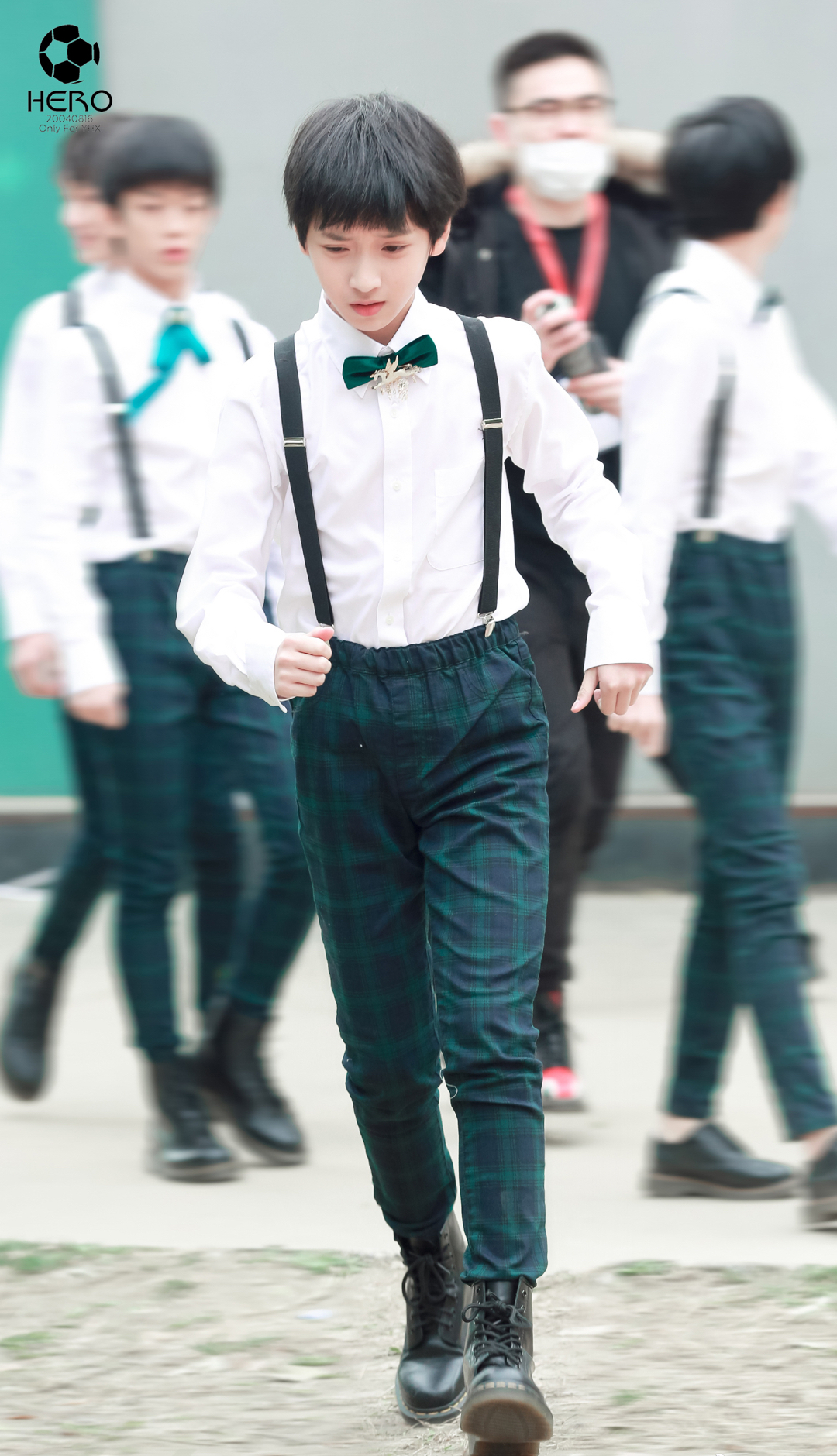 来看严浩翔背带裤成长记,养成的快乐感受到了吗@时代少年团-严浩翔