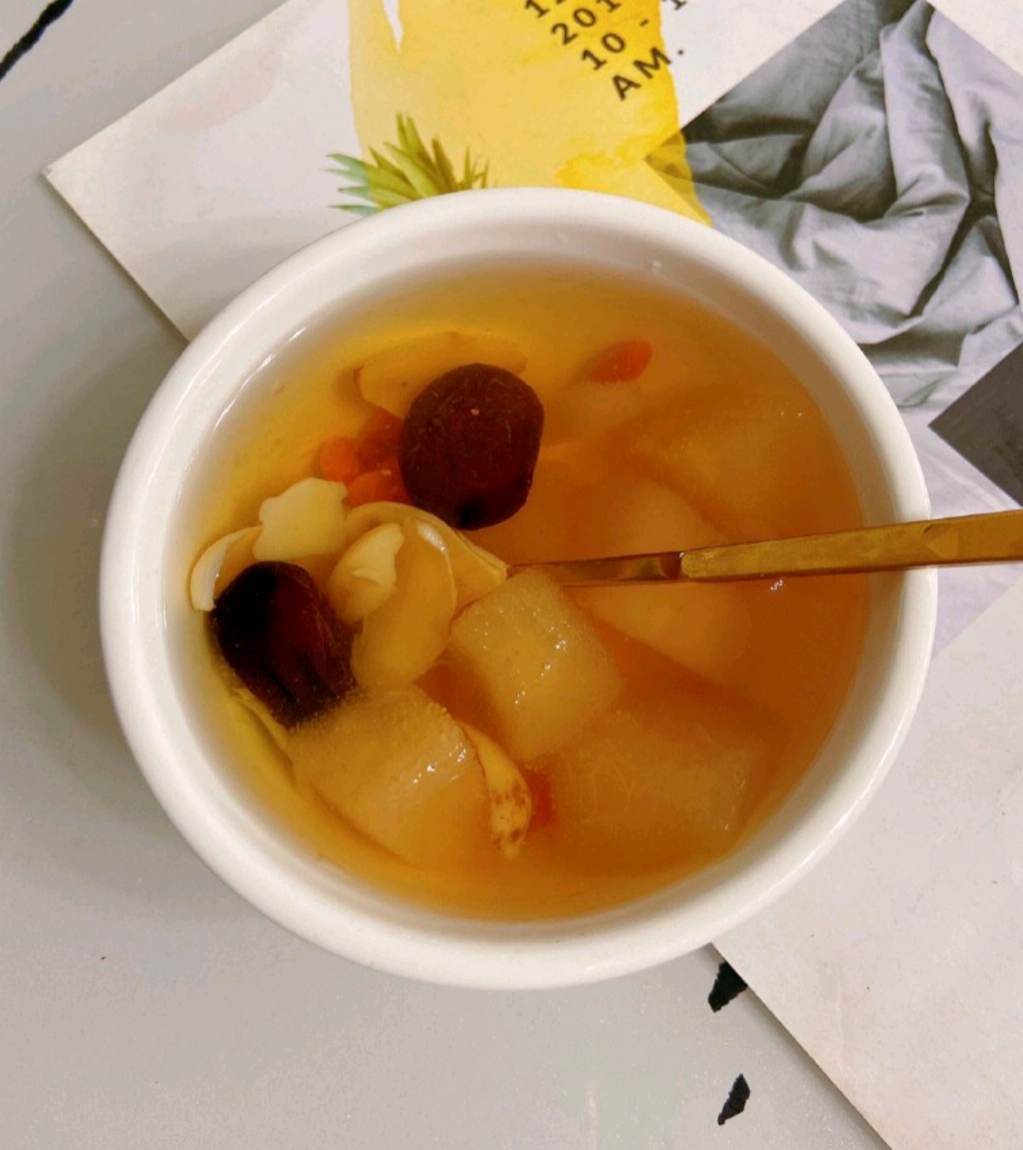 冰糖炖雪梨清甜可口润肺止咳嗓子难受正好来两碗