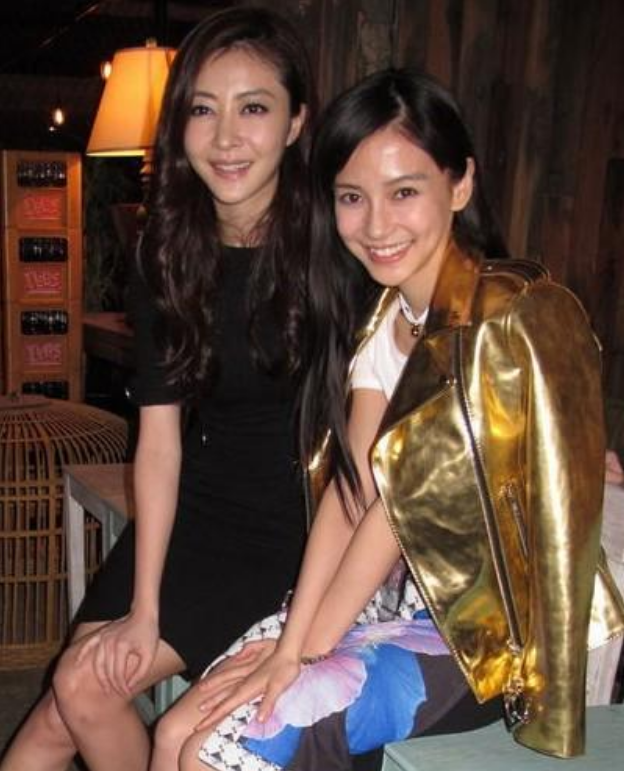 杨颖和熊黛林合影,全网都在羡慕熊黛林的腿型,我却被杨颖圈粉了