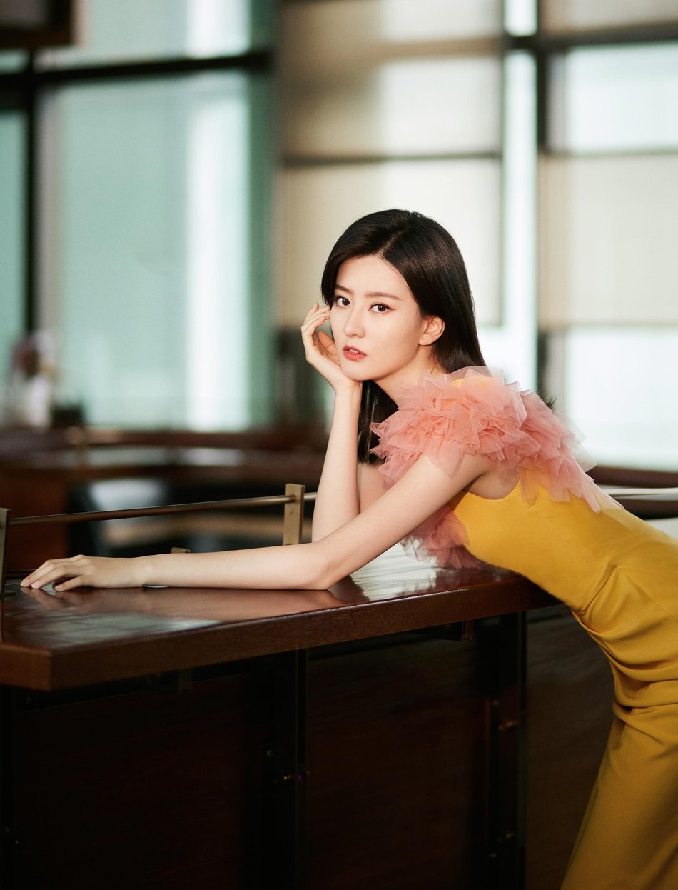 乔欣明艳鹅黄高开衩裙造型曝光对镜托腮睡美人姿势秀长腿