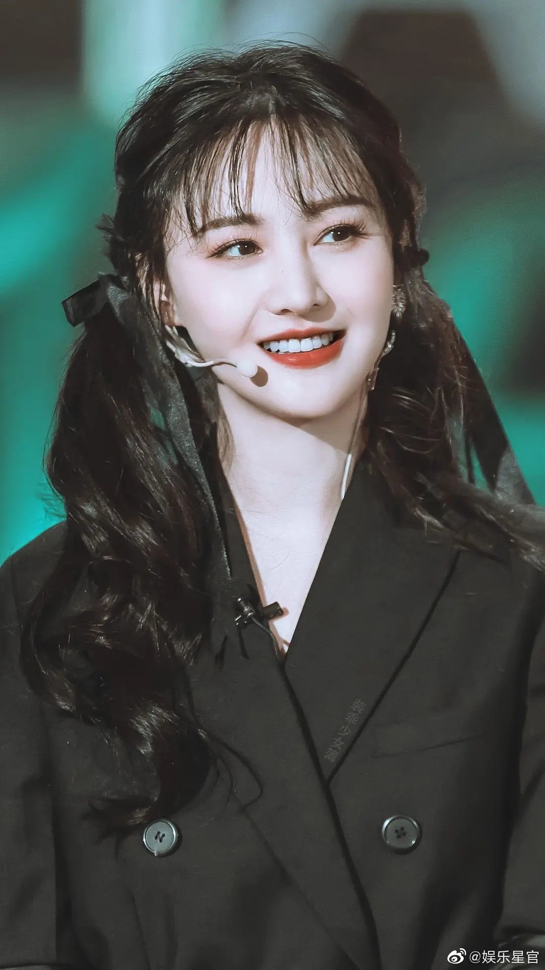 郑爽近期在某综艺中的造型,这个风格确实很好看.