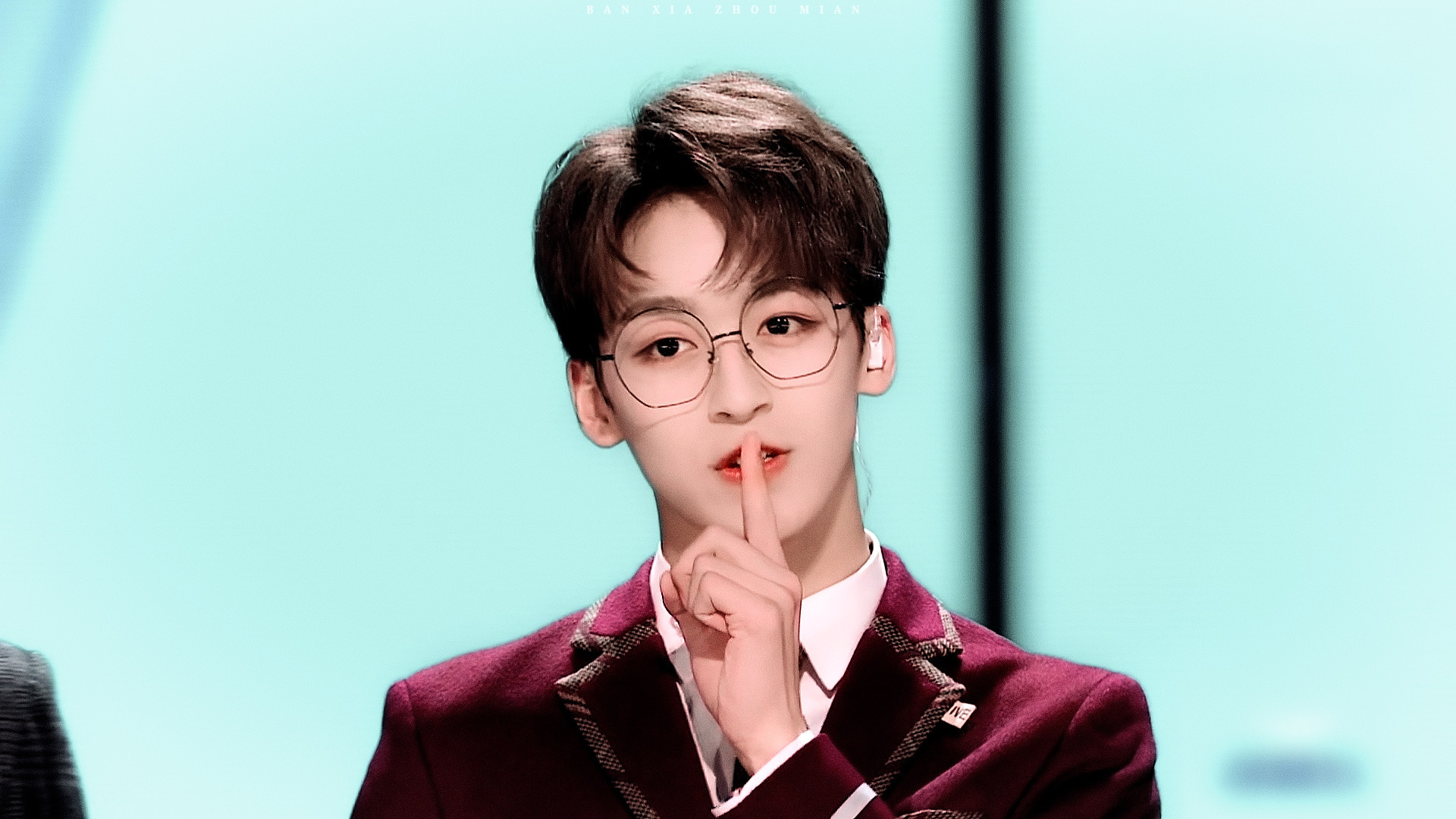 穿着星星睡衣,乖乖看书,咕噜咕噜吃火锅,abb式可爱就是何洛洛啦!