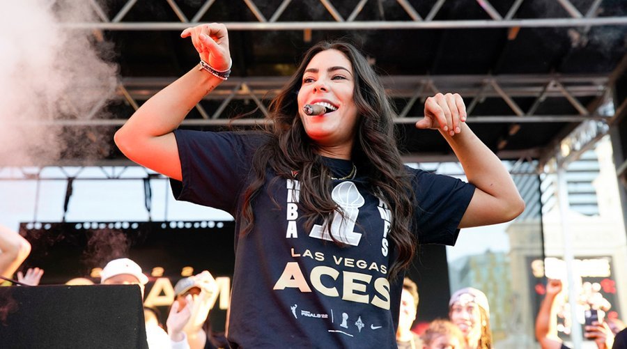 29岁的凯尔西·普拉姆与nfl球星达伦·沃勒举行婚礼__财经头条