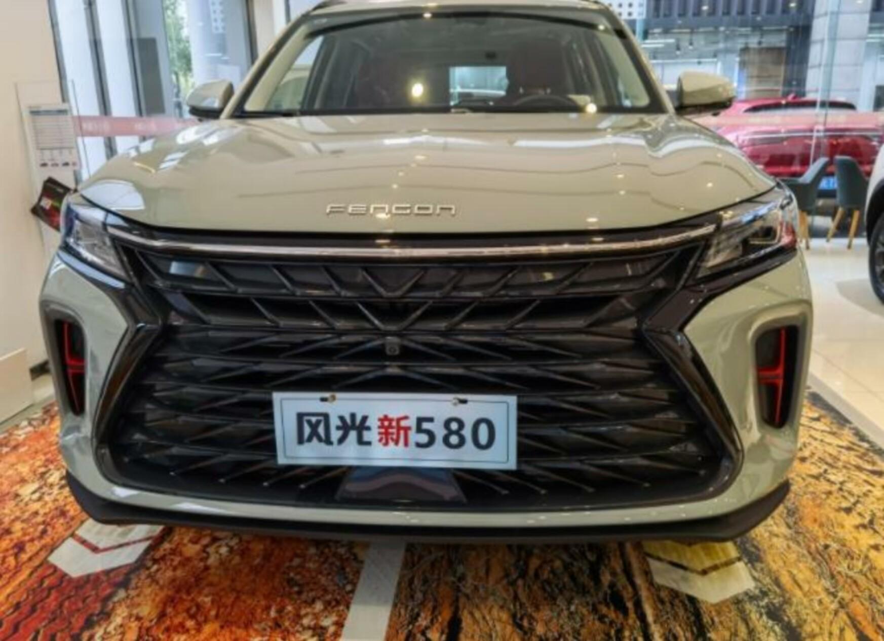 体验风光新580:6座的suv,拥有不少时下流行的设计