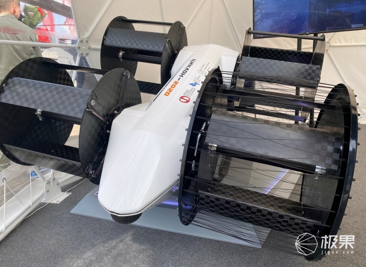 这也是俄罗斯的首款飞行汽车,尺寸为长6.