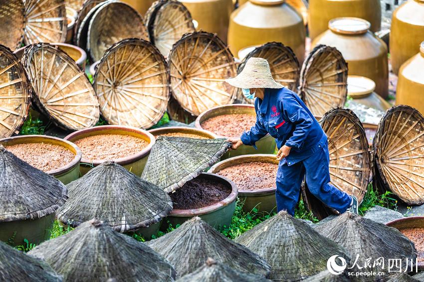 四川合江传承非遗技艺古法酿造酱油