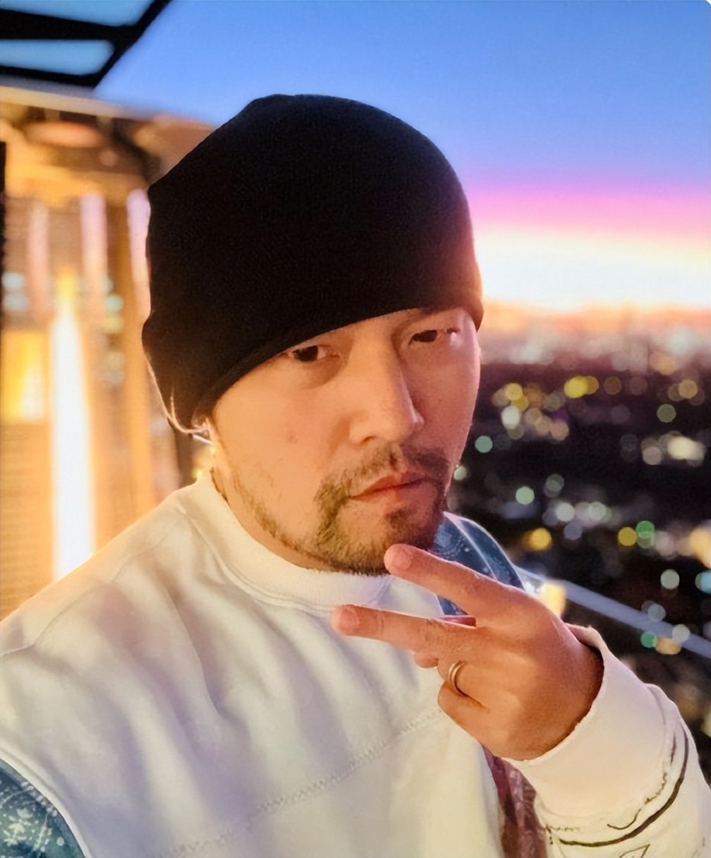 周杰伦新专辑上线,"难听"冲上热搜榜首,没想到他的黑粉也很多|最伟大