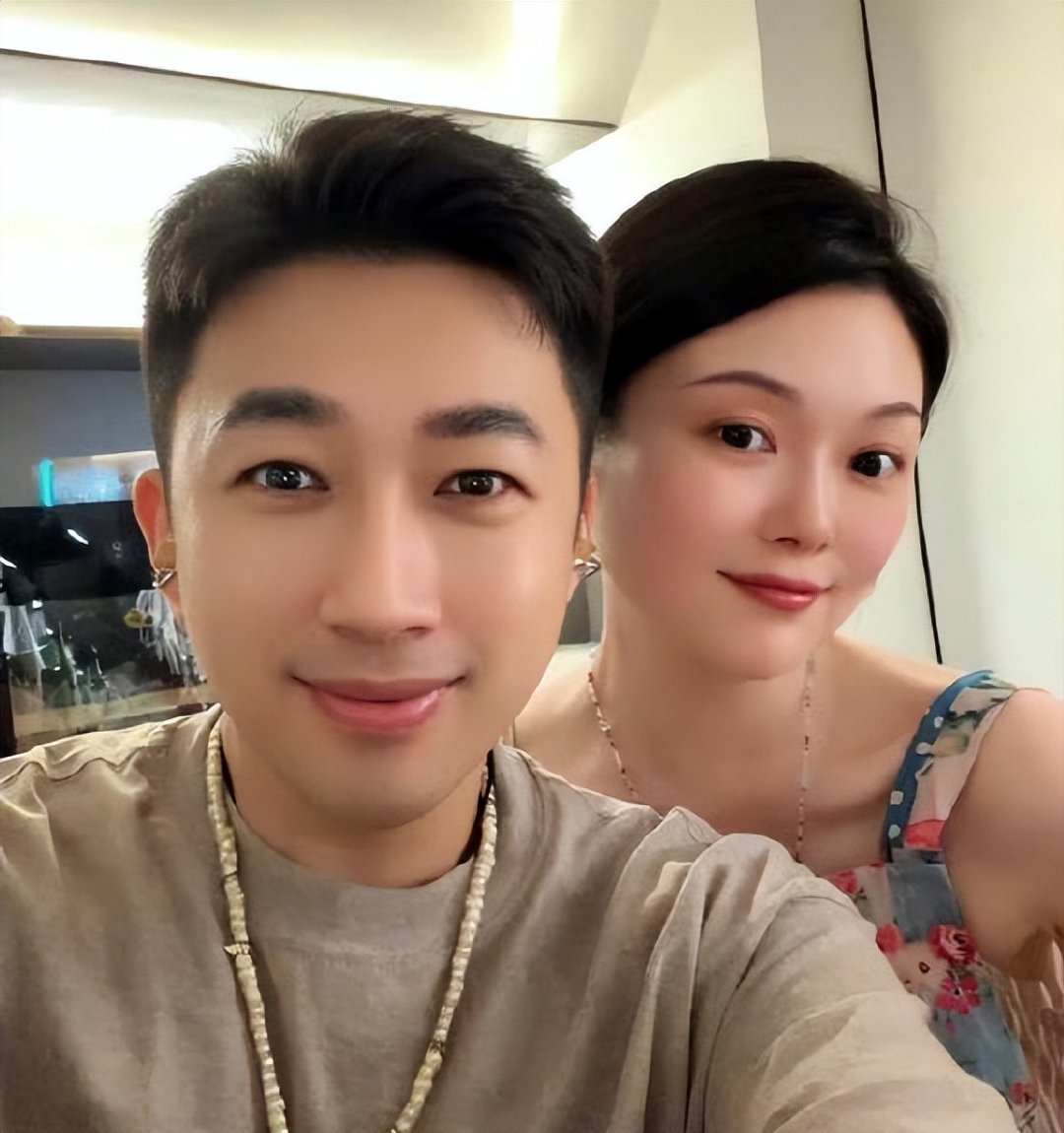 于正晒与晚晚的合照,回应网友质疑,称骂晚晚的人都是嫉妒她|跨界|怀孕|话题|反击|言论_新浪娱乐_新浪新闻