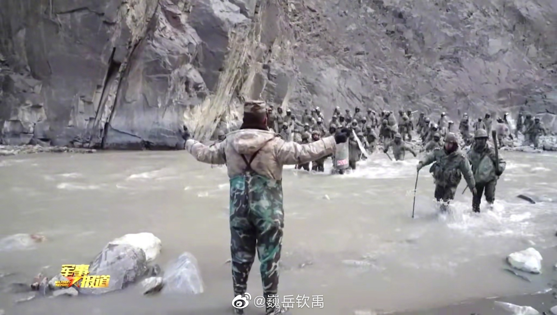 英雄团长祁发宝的背影令人感动