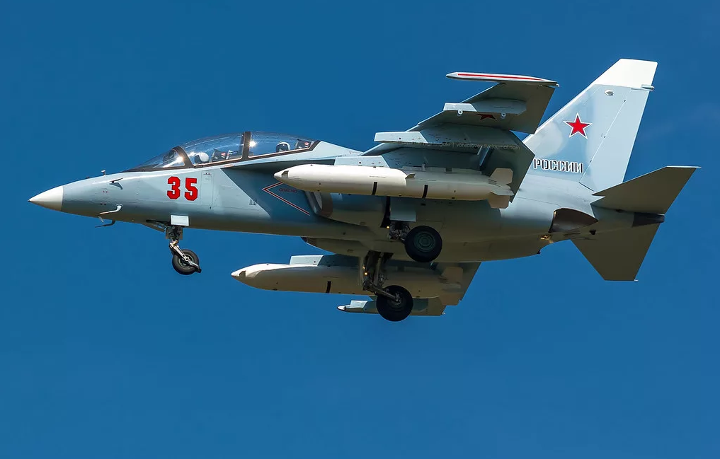 雅克-130开创销售记录,能当战机使用,挑战l-15猎鹰出口市场