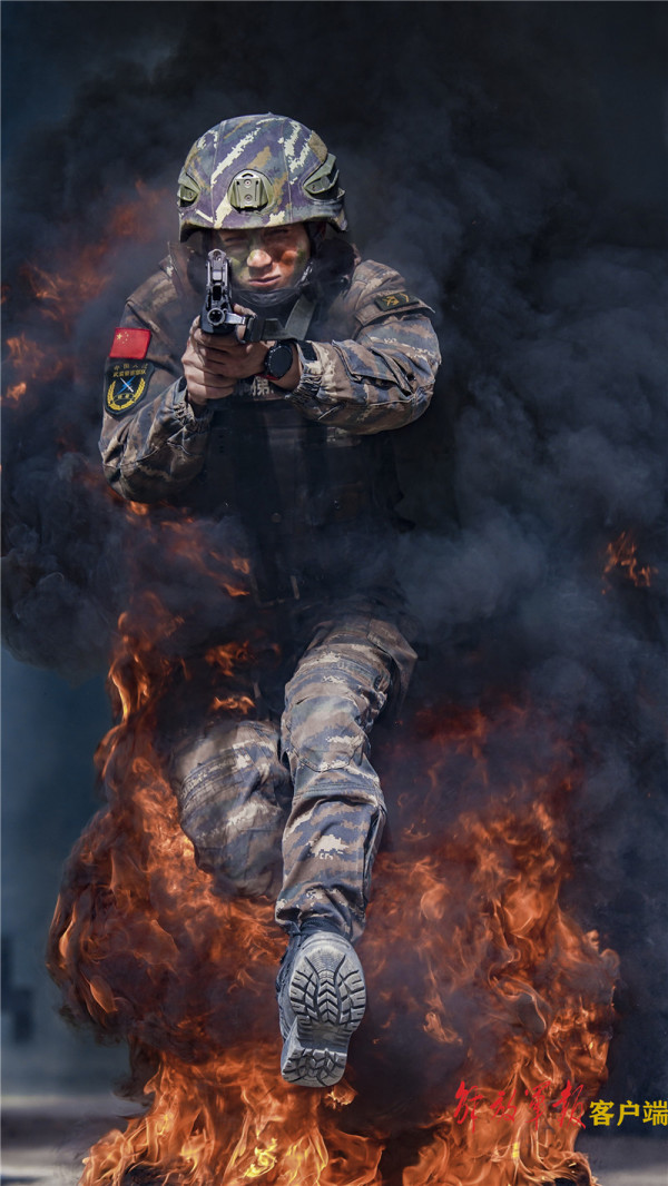 带你去看武警特战队员真打实练|武警|特战队员|飞跃_新浪新闻