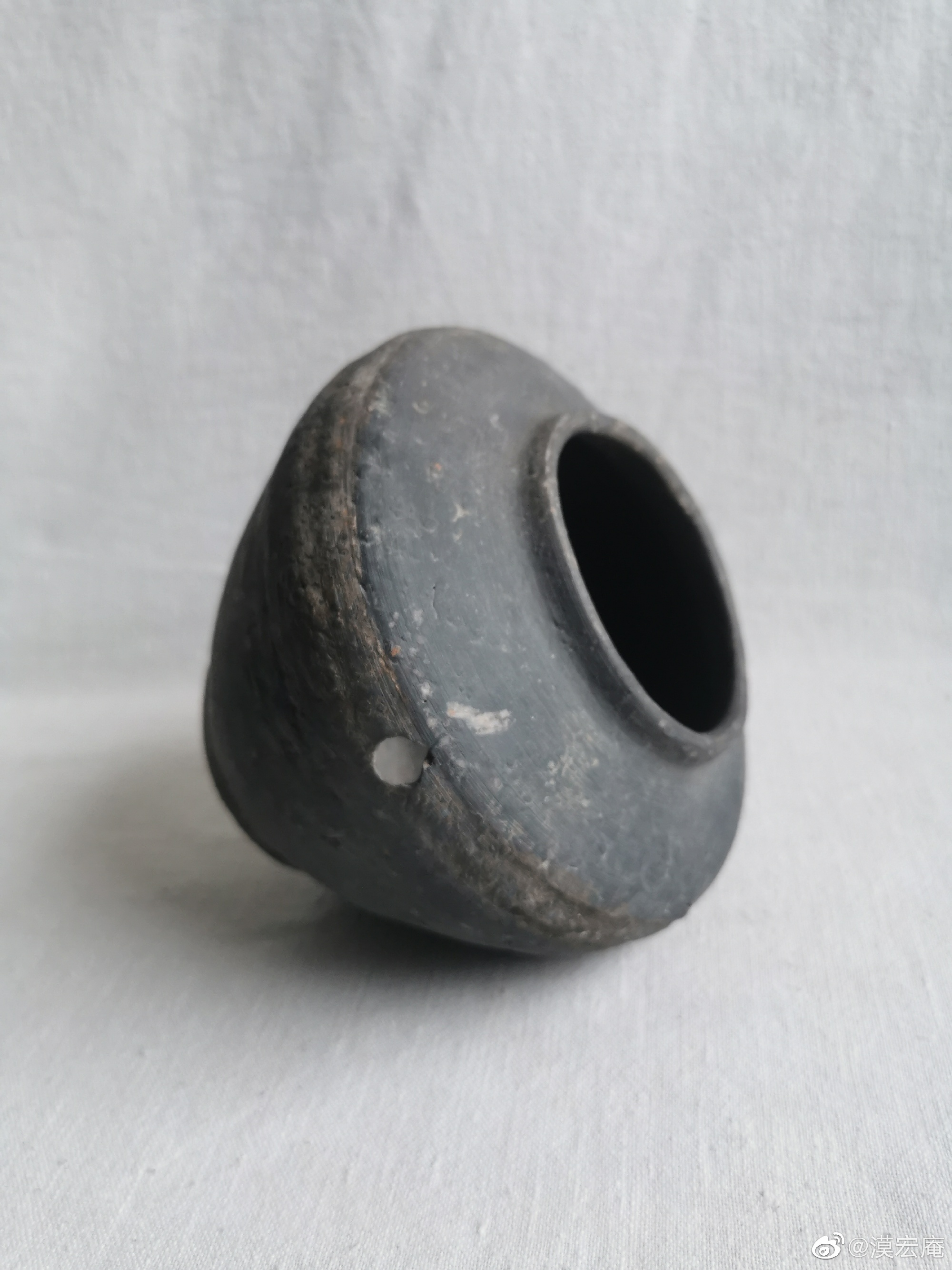 新石器时代灰陶三孔罐__财经头条